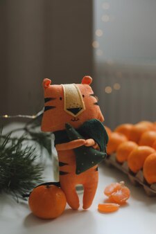 の​タンジェリン​と​虎​の​おもちゃ​の​シンボル​と​新年​と​クリスマス​の​背景