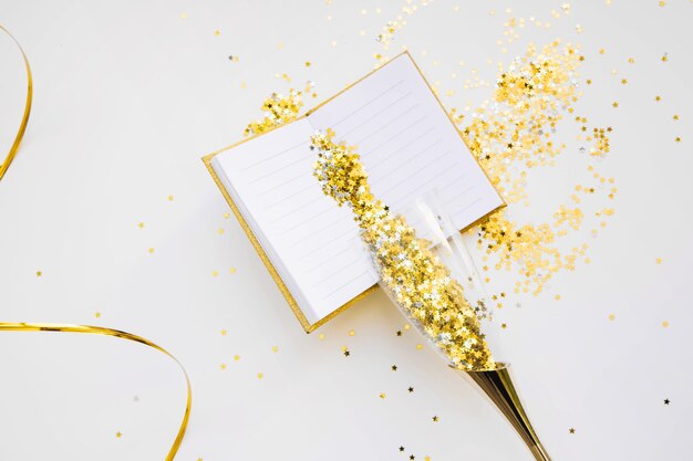 開いた本と黄金色の紙袋のある新年の背景
