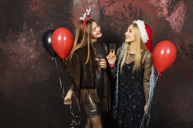 Концепция празднования Нового года с девушками и воздушными шарами