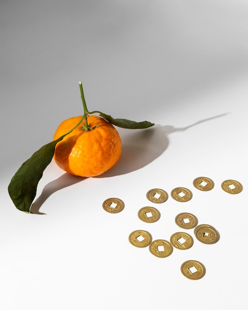 Новогодние китайские монеты 2021 года и апельсин