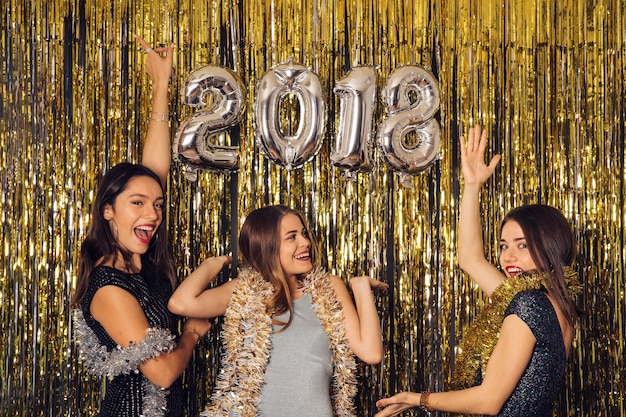 Бесплатное фото Новогодняя вечеринка с друзьями танцует