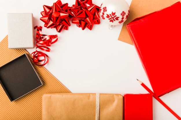 Бесплатное фото Новогодняя композиция с праздничными коробочками и красными луками