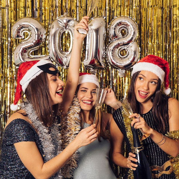Концепция нового года с тремя девушками