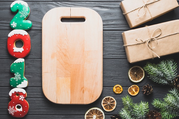 木製のボードとプレゼントと新年のコンセプト