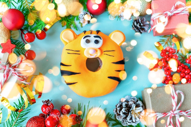 お正月2022年飾りを背景に虎の形をしたかわいいドーナツ