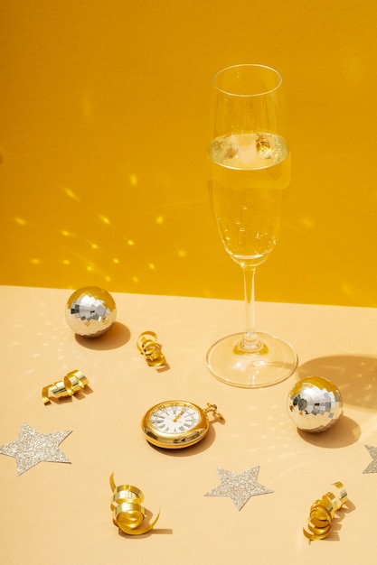 Бесплатное фото Новогодняя вечеринка с бокалами и напитками
