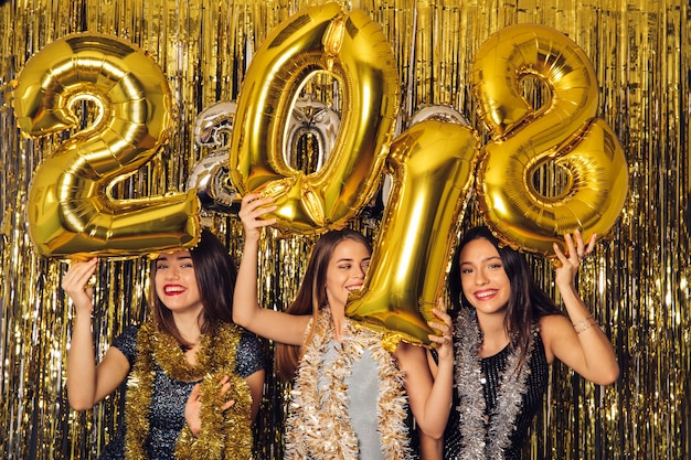 Free photo new year party concept with happy girls