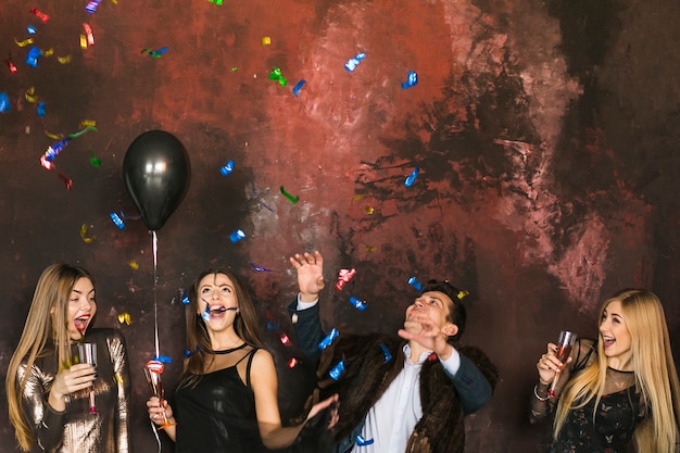 Foto gratuita concetto di festa e amicizia di capodanno con quattro amici