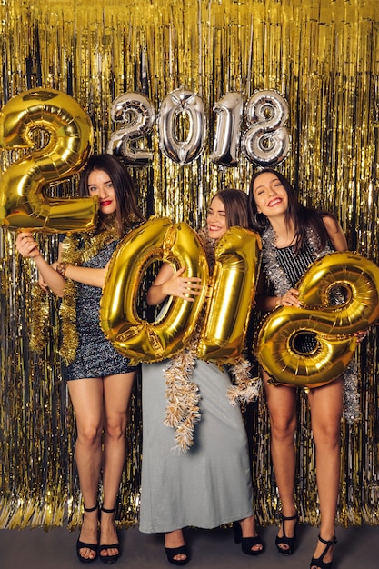 3人の幸せな女の子と新年パーティー