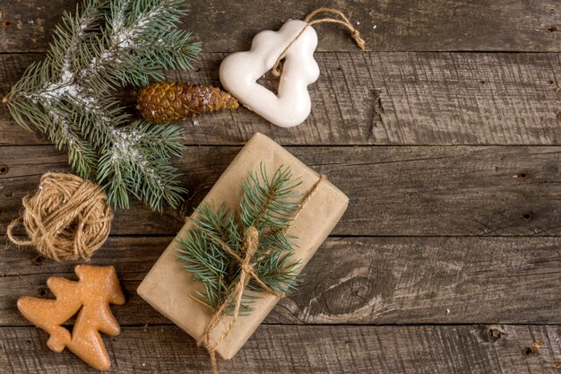 新年​の​作曲​。​ジンジャーブレッド​、​紙​に​包まれた​ギフト​、​木製​の​背景​に​クリスマス​の​飾り​。​クリスマス​、​冬​、​新年​の​コンセプト​。​フラット​レイ​、​上面図​。