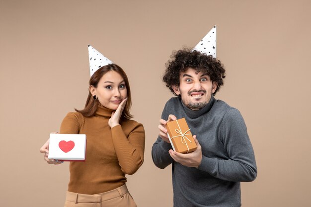 感情的な狂気の若いカップルと新年の撮影心と新年の帽子幸せな女の子を着る