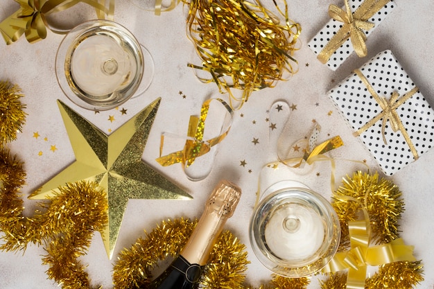 シャンパンボトルと新年のトップビュー