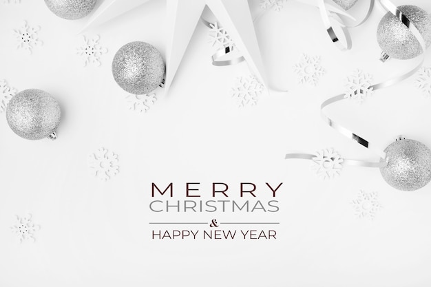 Бесплатное фото Остатки новогодней вечеринки в серебряных тонах на белом элегантном фоне