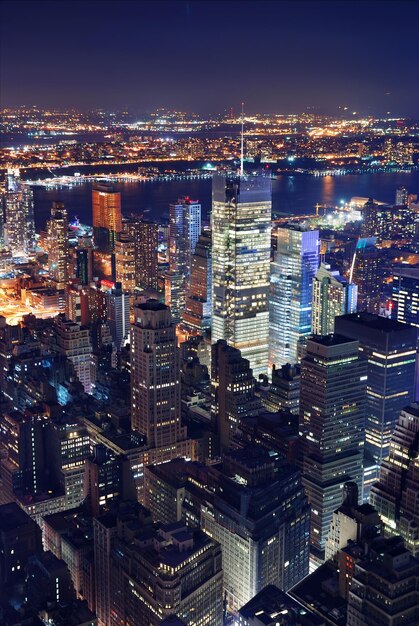 夜のニューヨーク市の空撮