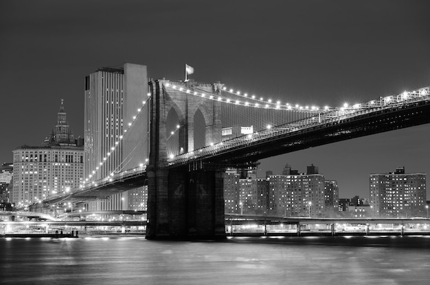 이스트 리버(East River) 위로 시내 스카이라인이 있는 뉴욕시 브루클린 다리(Brooklyn Bridge) 흑백.