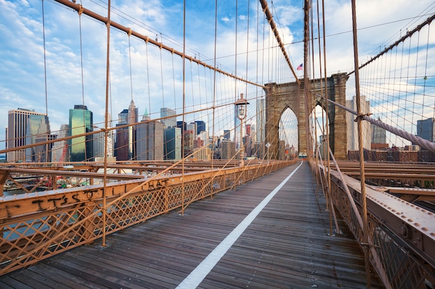 ハドソン川に架かる高層ビルと街並みのあるマンハッタンのニューヨーク市ブルックリン橋。
