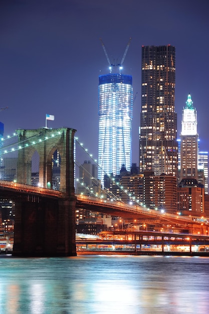 イーストリバーに架かるダウンタウンのスカイラインを備えたニューヨーク市ブルックリン橋。