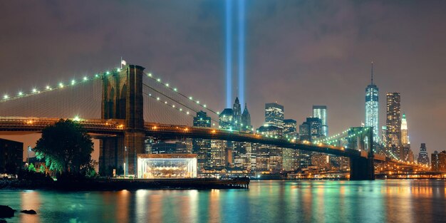 Бруклинский мост в центре Нью-Йорка и дань уважения 11 сентября ночью