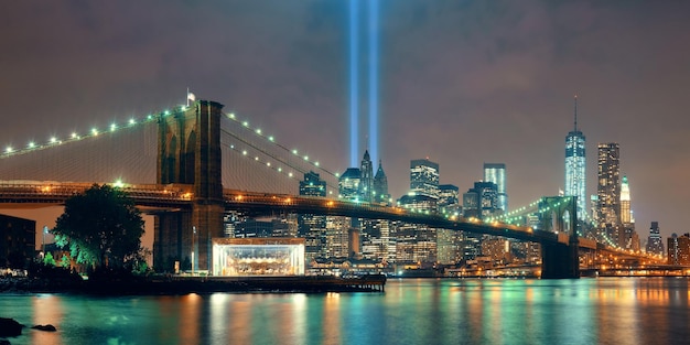Бруклинский мост в центре Нью-Йорка и дань уважения 11 сентября ночью
