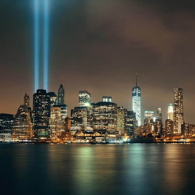 Центр Нью-Йорка и дань уважения 11 сентября ночью