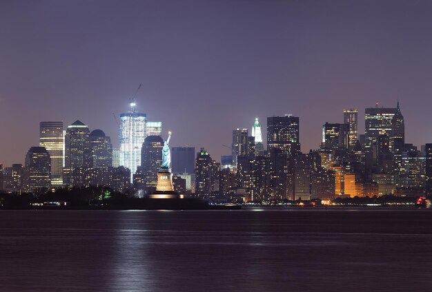 밤에 뉴욕시 맨하탄 스카이 라인