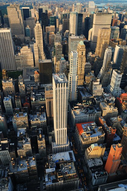 通りに高層ビルやオフィスビルがあるニューヨーク市マンハッタンの空中スカイラインパノラマビュー。