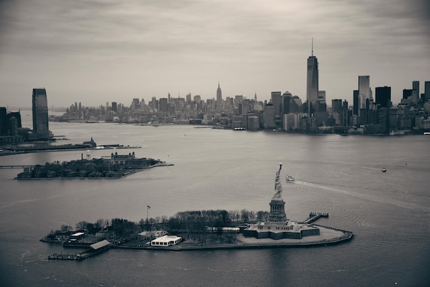 ダウンタウンの高層ビルと自由の女神のあるニューヨーク市マンハッタンの空撮
