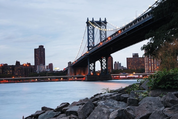 Манхэттенский мост в Нью-Йорке через реку Гудзон