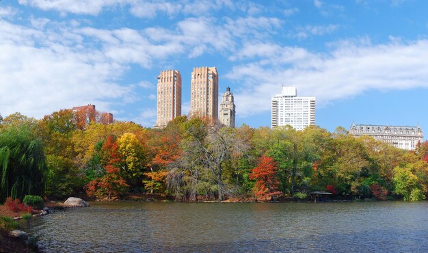 Панорама Центрального парка Манхэттена в Нью-Йорке осенью