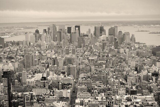Городской горизонт Нью-Йорка Манхэттена черно-белый