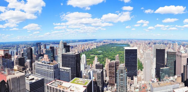 ニューヨーク市マンハッタンのミッドタウンの空中パノラマビュー。高層ビルとセントラルパークがあります。