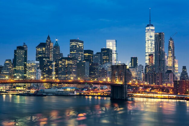 브루클린 다리와 함께 황혼 뉴욕시 맨해튼 미드 타운. 미국.