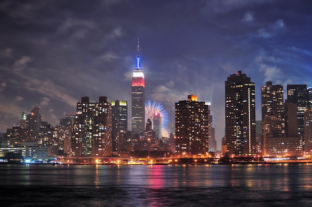 Панорама центра Нью-Йорка Манхэттена в сумерках с освещенными небоскребами над восточной рекой