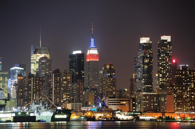 밤에 뉴욕시 맨해튼 미드타운 스카이 라인