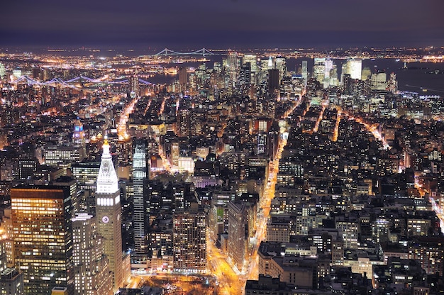 Вид с воздуха на Нью-Йорк Манхэттен в сумерках