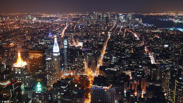 日没時のニューヨーク市マンハッタンのスカイライン空撮パノラマ