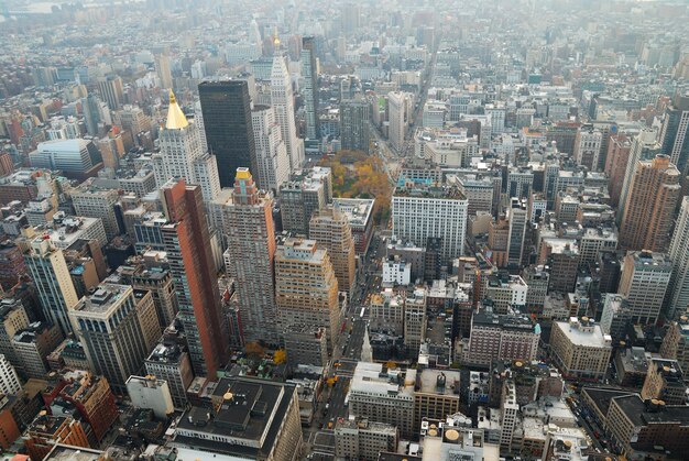 日没時に通りと高層ビルとニューヨーク市マンハッタンのスカイラインの空撮。