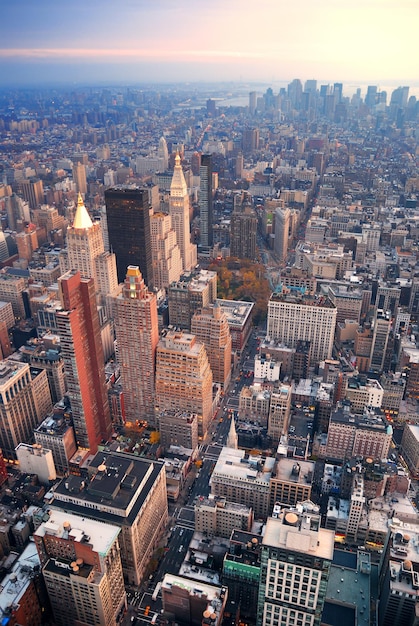 Foto gratuita vista aerea dell'orizzonte di manhattan di new york city