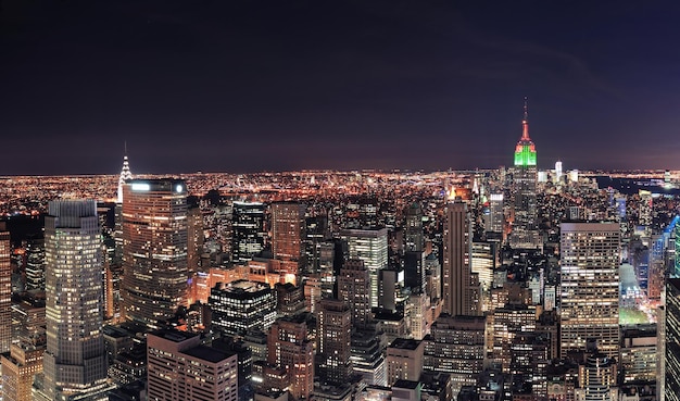 夜のニューヨーク市マンハッタンのスカイライン