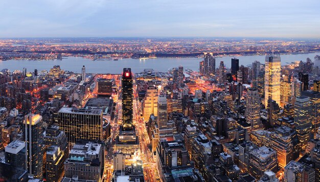夕暮れ時のニューヨーク市マンハッタンのスカイラインのパノラマ空撮