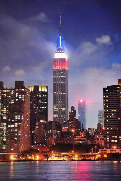НЬЮ-ЙОРК, Нью-Йорк - 4 июля: Крупный план Эмпайр Стейт Билдинг 4 июля 2011 года в Нью-Йорке. Эмпайр Стейт Билдинг — это 102-этажная достопримечательность, которая более 40 лет была самым высоким зданием в мире.