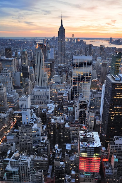 ニューヨーク市、ニューヨーク-11月19日：ニューヨーク市で2011年11月19日にエンパイアステートビルのクローズアップ。エンパイアステートビルは102階建てのランドマークであり、40年以上にわたって世界で最も高いビルでした。