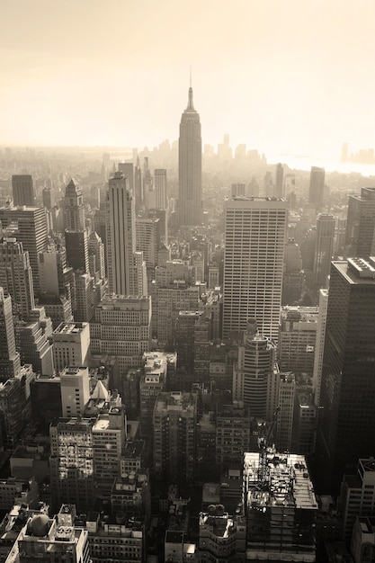 НЬЮ-ЙОРК, Нью-Йорк - 7 ноября: Крупный план Эмпайр Стейт Билдинг 7 ноября 2011 года в Нью-Йорке. Эмпайр Стейт Билдинг — это 102-этажная достопримечательность, которая более 40 лет была самым высоким зданием в мире.
