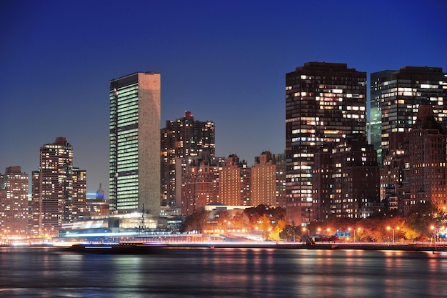 NEW YORK CITY, NY - 11월 7일: 2011년 11월 7일 뉴욕시에서 이스트 리버(East River)를 가로지르는 UN 복합 단지. 유엔 단지는 Wallace K. Harrison이 이끄는 11명의 건축가로 구성된 국제 팀에 의해 설계되었습니다.