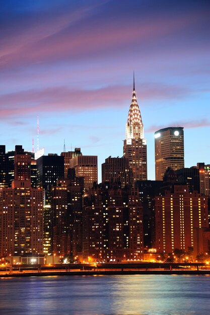 뉴욕시, 뉴욕, 미국-7 월 4 일: 2011 년 7 월 4 일 맨하탄, 뉴욕시에서 밤에 크라이슬러 빌딩. 그것은 아르 데코 건축과 유명한 랜드마크로 William Van Alena에 의해 설계되었습니다.