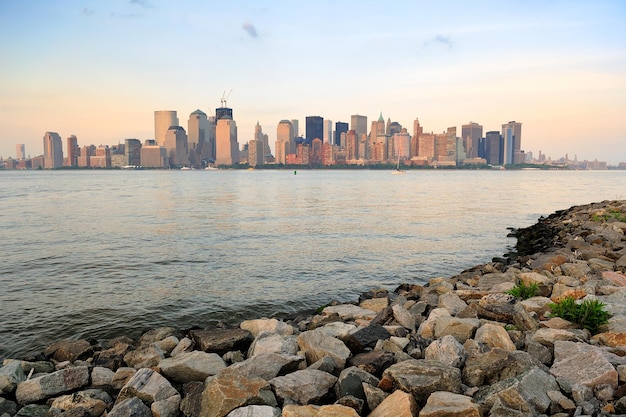 Free photo new york city river shore