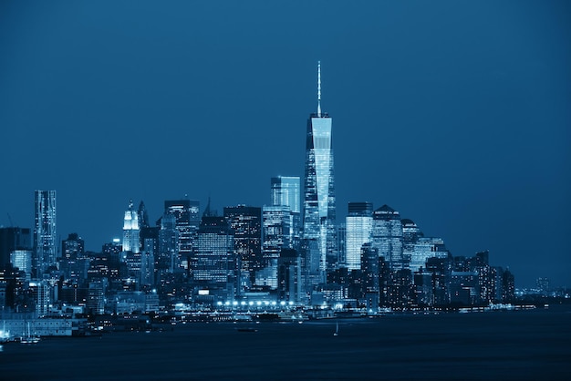 뉴욕시 - 9월 20일: 뉴욕시에서 2013년 9월 20일 밤에 한 세계 무역 센터. 세계에서 4번째로 높은 빌딩..