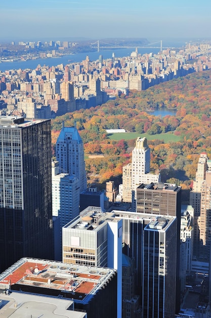 Небоскребы Нью-Йорка в центре города Манхэттен с высоты птичьего полета панорамы днем с Центральным парком и красочной листвой осенью.