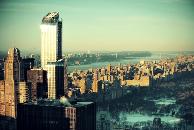 뉴욕시 고층 빌딩 옥상 도시 전망입니다.