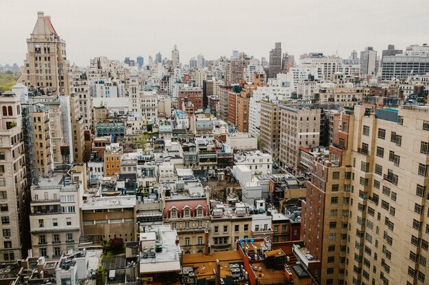 1日の高層ビルの窓からのニューヨーク市の眺め